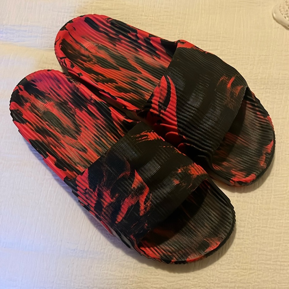 Adidas Adilette slides, design mimics 3D printing.